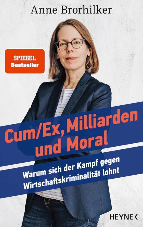 Buchcover mit einer Frau, die eine Brille tr&auml;gt und in die Kamera schaut. Der Titel lautet "Cum/Ex, Milliarden und Moral".