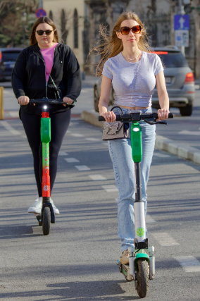 Zwei Frauen auf E-Scooter