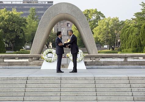 Der ehemalige US-Pr&auml;sident Obama und der damalige japanische Pr&auml;sident Shinzo Abe in Hiroshima
