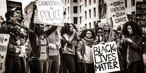 Eine Black Lives Matter Demo in den USA mit vielen Schildern