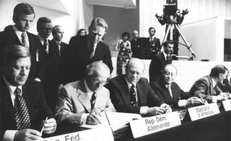 Helmut Schmidt, Erich Honecker, Gerald Ford und Bruno Kreisky unterzeichnen das KSZE-Abschlussdokument. Leonid Breschnew als Unterzeichner f&uuml;r die Sowjetunion nicht im Bild.