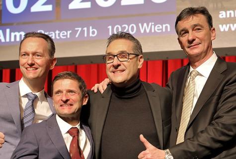 Gruppenbild mit den DA&Ouml;-Gr&uuml;ndern Karl Baron (rechts), Dietrich Kops, Klaus Handler (links) sowie dem &bdquo;Gastredner&ldquo; Heinz-Christian Strache beim ersten DA&Ouml;-Neujahrstreffen in den Sofiens&auml;len im 3. Wiener Gemeindebezirk Landstra&szlig;e.
