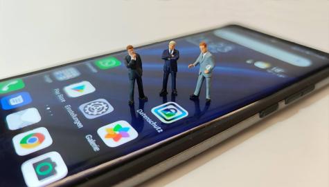 Kleine Menschen auf einem Smartphone