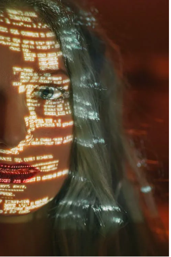 Frau mit leuchtenden Zahlencodes auf dem Gesicht