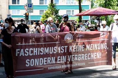Eine Demo mit Banner gegen rechte Hetze