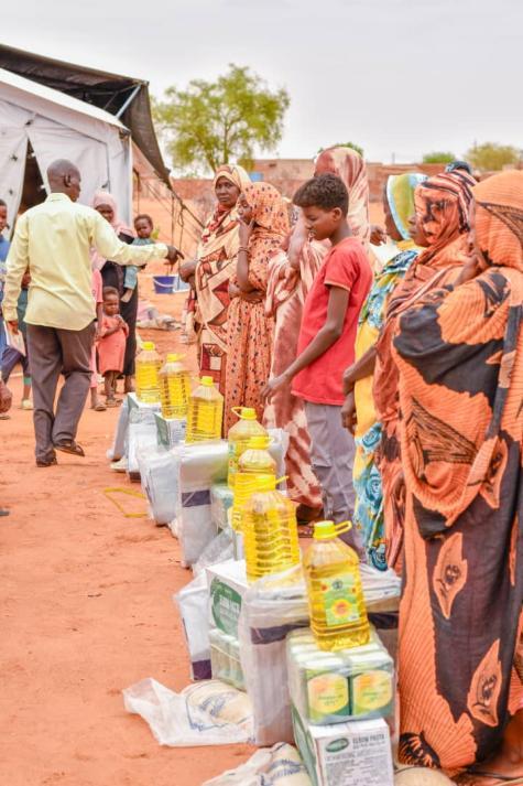 Mehrere Menschen warten auf die Vergaben von Nahrung im Sudan