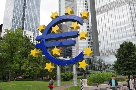 Eine Statue als Euro Symbol in Frankfurt 