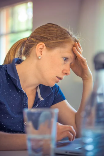Frau mit Kopfschmerzen