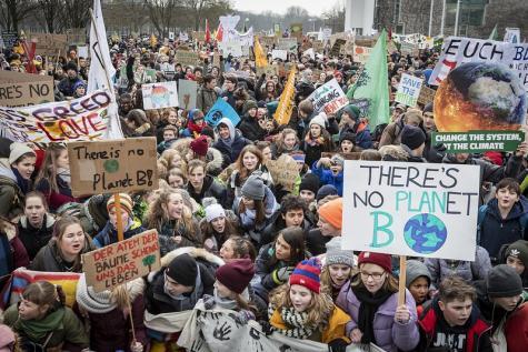 Eine FFF-Demo in Berlin mit Bannern