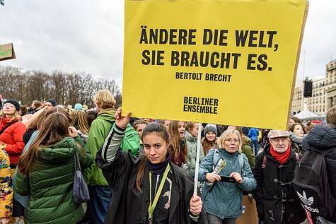 Eine Klimademo in Berlin mit mehreren Menschen und Schildern