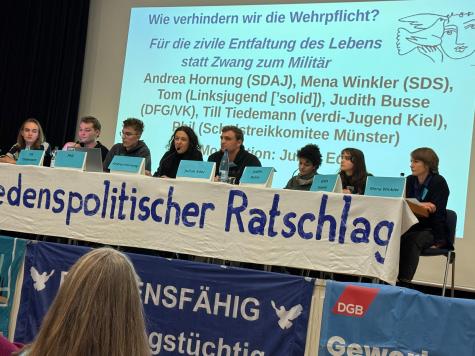 Podium des Friedensratschlags 2025