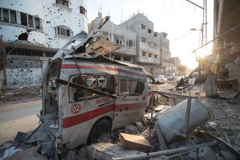 Ein zerst&ouml;rtes Auto in Gaza