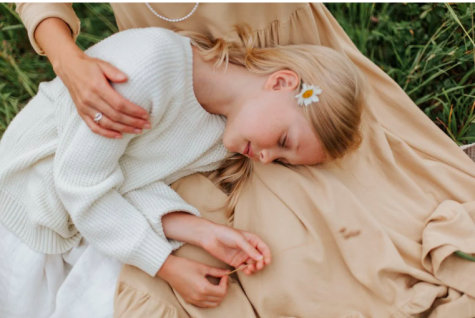 Kind mit Mutter in Natur