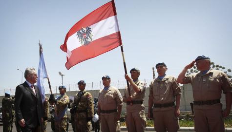 Heinz Fischer bei einem Auslandsbesuch des Bundesheer