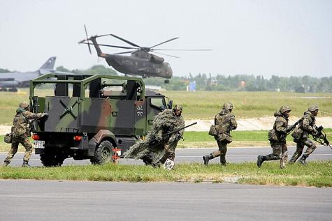 Vorführung von Spezialkräften der Bundeswehr, im Hintergrund der mittlere Transporthubschrauber CH-53