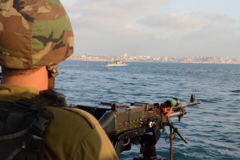 Während der Operation Protective Edge feuert die israelische Marine aus dem Mittelmeer auf Gaza