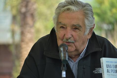 José Mujica am Tisch mit verschränkten Händen