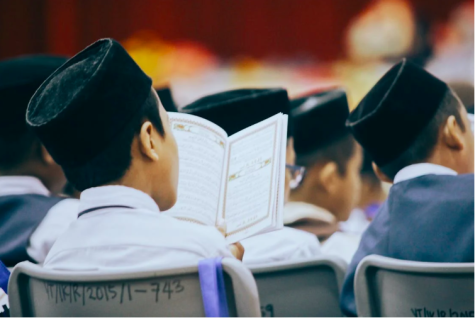 Jugendlicher mit Bibel