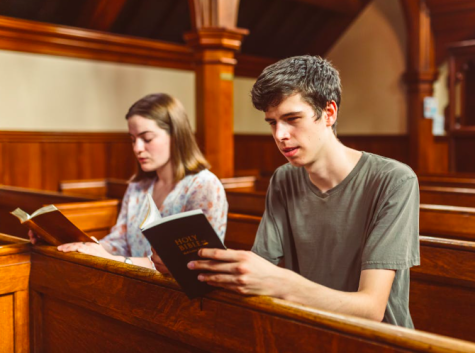 Zwei Jugendliche in Kirche