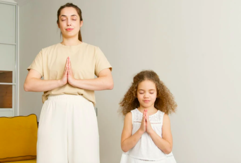 Mutter und Kind beten