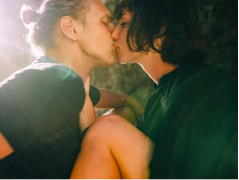 Jugendliches Paar küßt sich