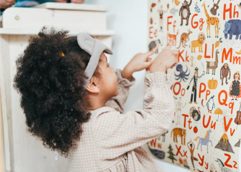 Mädchen spielt mit Buchstaben