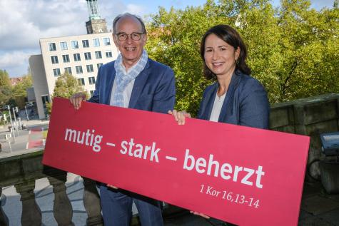 Landesbischof Ralf Meister und Präsidentin Anja Siegesmund mit Losung, Evangelischer Kirchentag in Hannover 2023 (Foto: Jens Schulze)