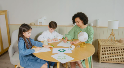 Mutter bastelt mit Kindern 