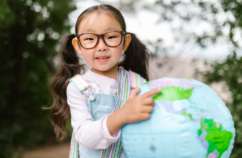 M&auml;dchen mit Globus