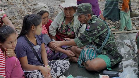  Der KNLA-Sanit&auml;ter Saw Shwe Maung behandelt vertriebene Zivilisten im Kayin-Staat .