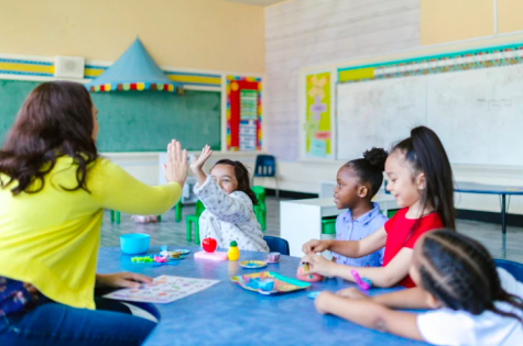 Lehrerin mit Sch&uuml;lern