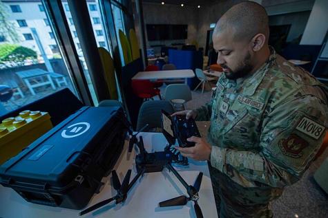 Ein US-Soldat mit einer Drohne