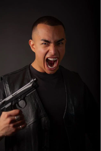 Mann schreit mit Waffe