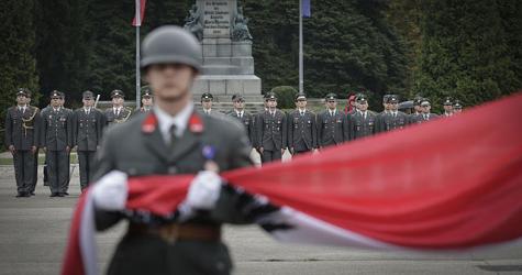 Die Offiziere sind am Maria Theresien-Platz angetreten.