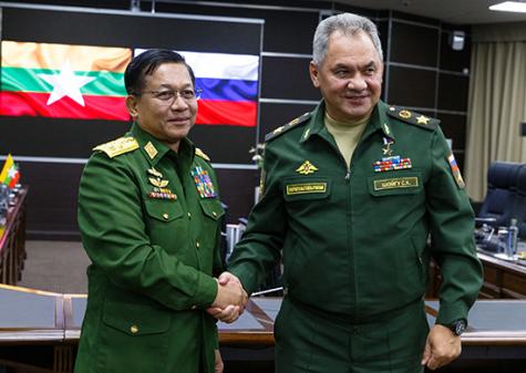 Der russische Verteidigungsminister, General Sergej Schoigu, bei einem Treffen mit dem Oberbefehlshaber der Streitkr&auml;fte der Republik Myanmar, General Min Aung Hlaing.