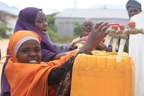 Flüchtlingskinder beim Wasserbefüllen in einem Camp in Somalia