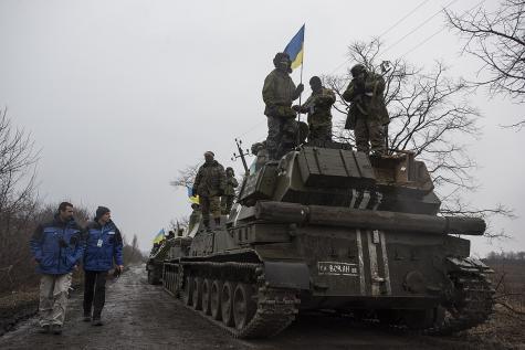 Ein Panzer mit ukrainischen Soldaten 