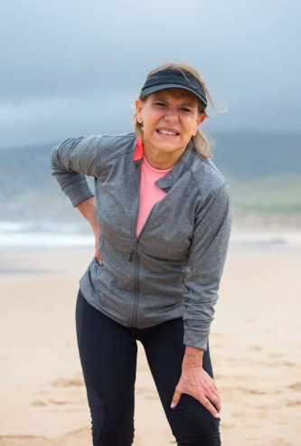 Frau mit R&uuml;ckenschmerzen