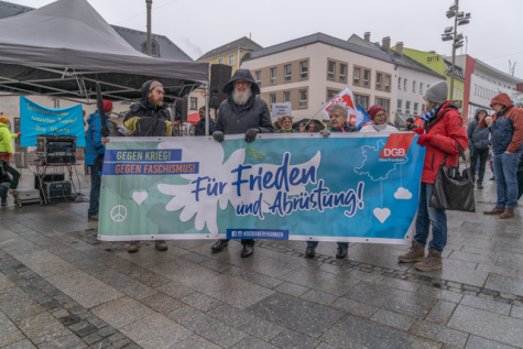 Ostermarsch in Hof (Saale) am 08.04.2023 mit mehreren Menschen und einem Friedensbanner