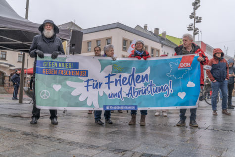 Ostermarsch in Hof (Saale) 2023 mit Banner f&uuml;r Frieden