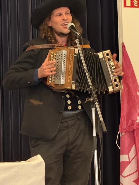 Philipp Hoffmann, Arbeiterlieder-S&auml;nger aus Kassel mit der Harmonika