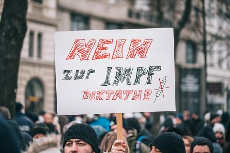 Plakat mit Botschaft "Nein zur Impf-Diktatur" bei Demo gegen Coronavirus-Ma&szlig;nahmen
