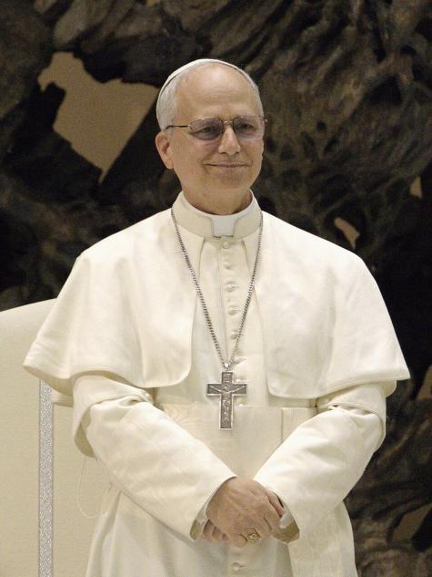 Papst Leo XIV mit gefalteten H&auml;nden stehend