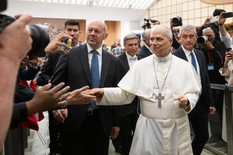 Papst Leo XIV bei einem Treffen mit mehreren Menschen