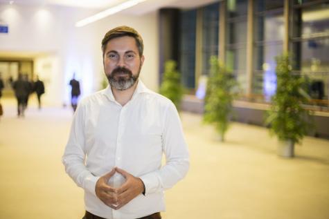 Fabio De Masi bei einem Pressetermin im Portrait