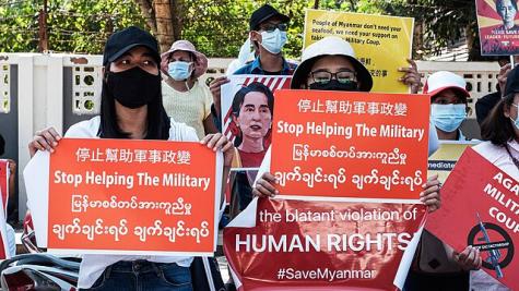 Ein Protest mit mehreren Schildern für die Freiheit in Myanmar