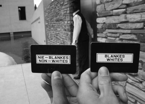 Zwei s&uuml;dafrikanische Ausweise, die das rassistische Apartheid-System symbolisieren