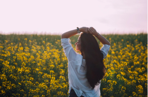 Frau glücklich im Blumenfeld