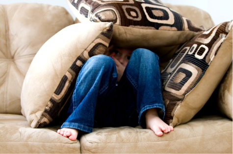 Kind versteckt sich unter kissen