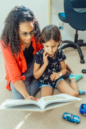 Mutter liest Buch vor